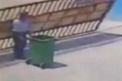 門に押し倒された男性がギロチン状態になり死亡