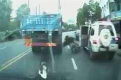 突然開いた車のドアに弾き飛ばされるスクーター・・・真横にはトラックが！