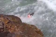 波が押し寄せる危険な岩場で女性が波にさらわれ溺れかける