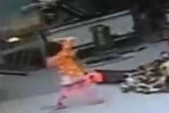 小さな女の子がバックしてきたトラックにタイヤで踏み潰され死亡