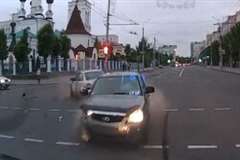 信号無視で交差点に進入し激しく事故を起こす車