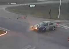 交差点内で車の側面に猛スピードのバイクが衝突！