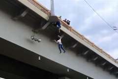 橋の欄干にぶら下がっている女性が落下・・・エアマットの上に落ちるも頭を強く打ち死亡