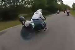 バイクの急加速で後部席の女性を襲った悲劇