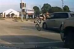 自転車で道路を横断しようとした女性が車に撥ねられる