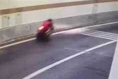 バイクがトンネル内で壁に激突し頭で壁に穴を開ける