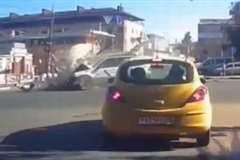 まだ行ける！・・・車が信号無視で交差点に進入した結果