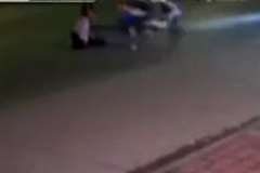 スクーターが道路を横断していた老婆を撥ね逃走