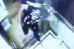 急に動き出したエレベーターに男性が挟まれ死亡