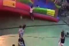 空気注入式の遊具が突風で空に巻き上げられ遊んでいた3歳の少女が死亡