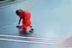 道路に落ちていた靴を拾いに行った女性が車に撥ねられ死亡