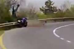 峠を攻める走り屋ライダーが道路端に立っていた男性を撥ね飛ばす