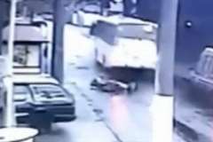 バランスを崩し転倒したバイクが電柱に激突して弾かれバスに轢かれる