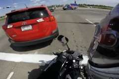 交差点内で立ち往生した車がバックしてきてバイクを轢く