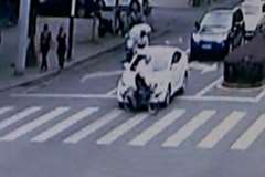 止まらない？止まれない？車が老人を押し潰す