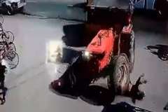 歩行者の女性が暴走トラクターに轢かれる