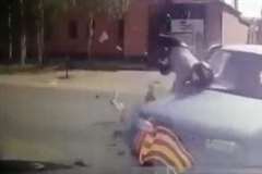 車の側面にバイクが激突！・・・その場に崩れ落ちるライダー