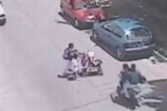 2人乗りのバイクがベビーカーを撥ねる