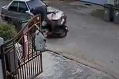 停車中のバイクに正面から突っ込んでくる車