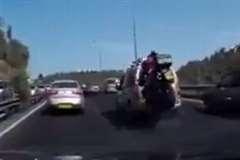 道路を走行中のワンボックスカーに2人乗りのバイクが追突