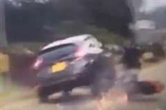 バイクを後ろから追突して転倒させそのまま逃走する車