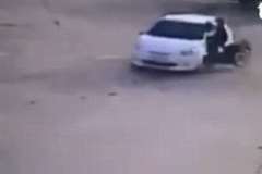 乗用車の側面にバイクが激しく衝突！