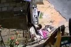 女性が暴走してきた建設重機に押し潰され死亡