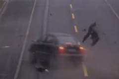 歩行者が信号無視の車に激しく撥ね飛ばされ死亡