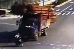 スクーターの運転手が横転したトラックから崩れ落ちた木材の下敷きになり死亡