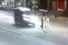 道路端を歩いていた女性が後方から接近してきた車に撥ねられる