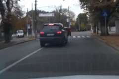 無理な追い越しで電柱に激突するSUV