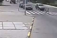 前走車が横断歩道の手前で停車した時は「歩行者あり」のサイン