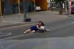 車がUターンした後路上に横たわる女性と子供・・・