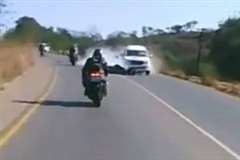 バイクがセンターラインを超え対向車と正面衝突！