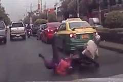 横断歩道を渡っていた女性がスクーターに撥ねられる