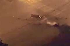 猛スピードのバイクが車の側面に激突し粉々に・・・