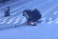 道路の清掃作業をしていた女性が片輪走行のトラックに撥ねられる