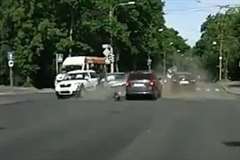 1人の無謀運転者により4台の車が巻き添えに・・・