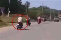 飲酒運転で道路を蛇行していたバイクが対向車のバイクと・・・