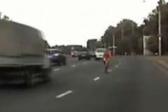 車道を逆走する自転車が車に撥ねられ運転していた女性が死亡