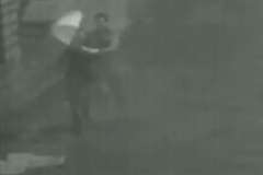 【中国】マンホールの落とし穴に女性を誘導し落とす男が撮影される