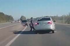 道路を走行中突然目の前に現れた歩行者を間一髪で回避する