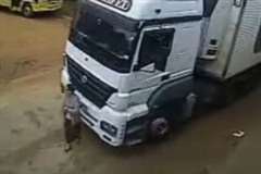 女性が大型トラックに踏み潰され死亡