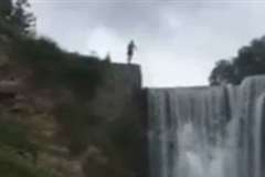 滝壷に飛び込もうとした男性が足を滑らせ岩場に落下