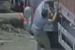 丸太の切れ端が重機のタイヤで跳ねられ作業員の頭部を直撃！