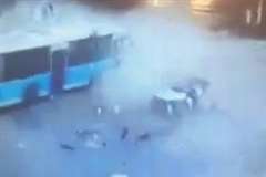 激しい衝突事故で車が大破し乗っていた男女2人が即死