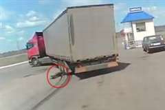 トラックに踏み潰され引きずられて行く男性