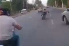 若者が運転するバイクが無謀運転を繰り返し自爆