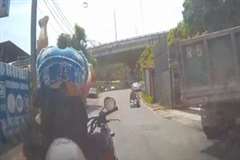 スクーターが吸い寄せられるように・・・車とスクーターが正面衝突！