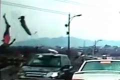 道路をUターンしようとしたスクーターが対向車に撥ね飛ばされ運転していた男性が死亡